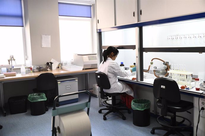 Una investigadora trabaja en el Laboratorio Regional de Salud Pública de la Comunidad de Madrid