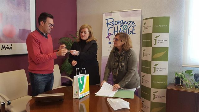 Pilar Lara, diputada de Juventud; Celestina Martínez, directora adjunta del área de Igualdad y Bienestar Social, y David Hervás, responsable del equipo investigador