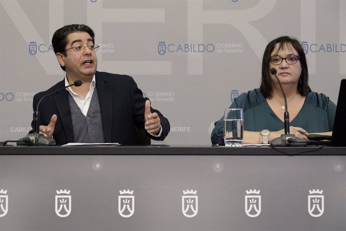 El presidente del Cabildo de Tenerife, Pedro Martín, y la consejera de Acción Social, Marian Franquet, en rueda de prensa