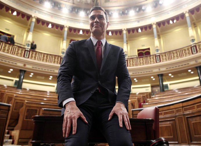 El presidente del Gobierno, Pedro Sánchez, posa sonriente en el hemiciclo del Congreso de los Diputados, tras obtener una votación favorable a su investidura (de 167 a 165 y 18 abstenciones) y convertirse en el presidente electo de la XIV Legislatura.