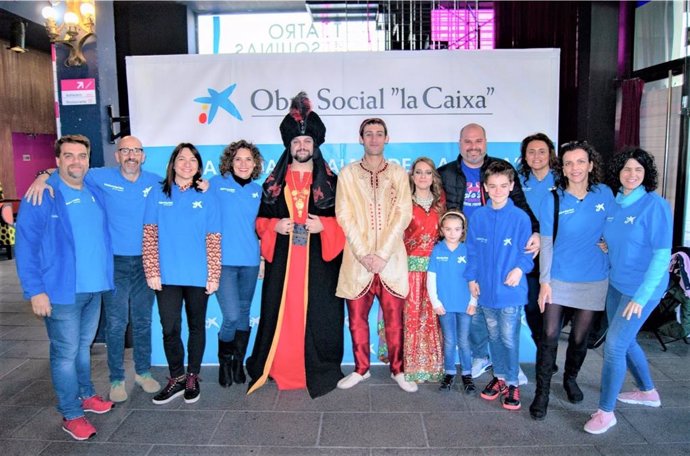 Voluntarios de 'la Caixa' en la obra de Aladín en el Teatro de las Esquinas