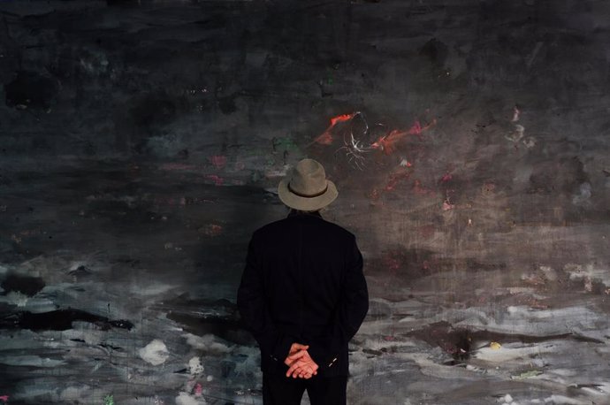El artista Jorge Rando observa una de sus obras en 'Finsternis'.