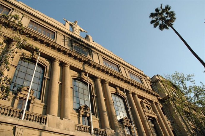 La Pontificia Universidad Católica de Chile. 