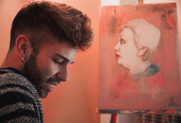 Chris Pueyo y su novela,  'La abuela'