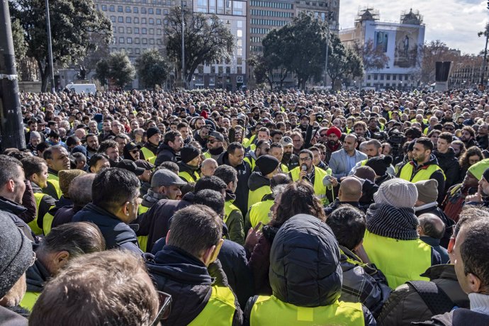 23 January 2019, Spain, Barcelona: Taxi drivers gather as part of a strike against ride-hailing services. Photo: Paco Freire/SOPA Images via ZUMA Wire/dpa