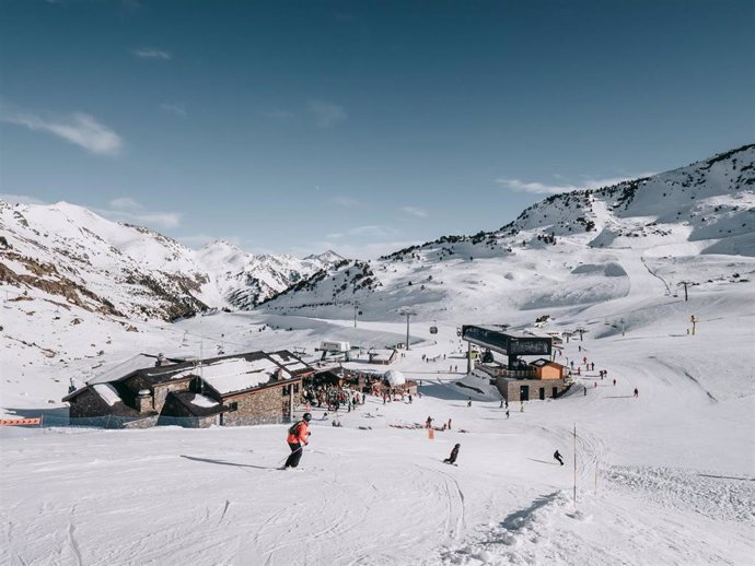 Esquiadores y snowboarders en las pistas de Ordino Arcalís uno de los días de la campaña de Navidad.