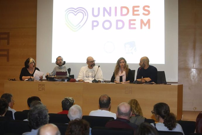 La presidenta de la Fundación Europa de los Ciudadanos, Marga Ferré; el secretario de Acción de Gobierno de Podemos, Pablo Echenique; el diputado de Unidas Podemos por Alicante,Txema Guijarro; la diputada de Unidas Podemos por Alicante, María Teresa Pér