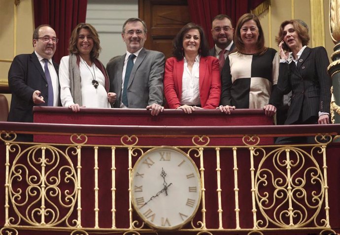 La presidenta del Gobierno riojano, Concha Andreu, en el centro de la foto junto a varios presidentes socialistas y dirigentes del PSOE en la Tribuna de invitados del Congreso en la sesión de investidura de Sánchez