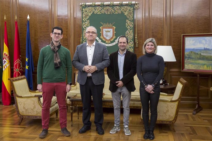 Enrique Maya se reúne con representantes de la Coral de Cámara de Pamplona