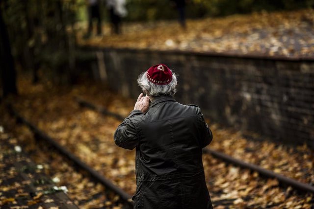 Un hombre conmemora el aniversario del Holocausto.