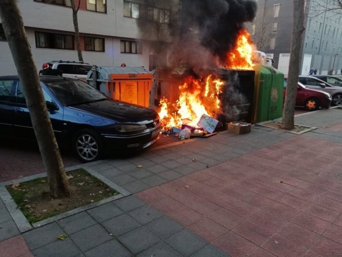 Uno de los contenedores quemados en Valladolid.