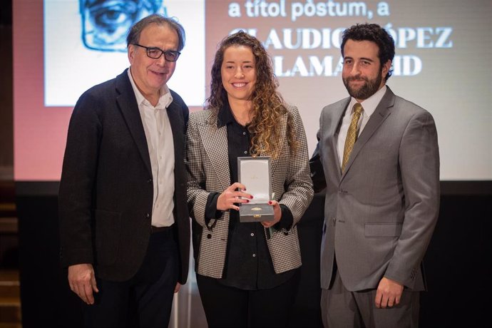 Joan Subirats, teniente de Alcaldía de Cultura, Educación, Ciencia y Comunidad; Jimena López de Lamadrid, hija de Claudio López de Lamadrid, y Jacobo López de Lamadrid, hijo de Claudio López de Lamadrid