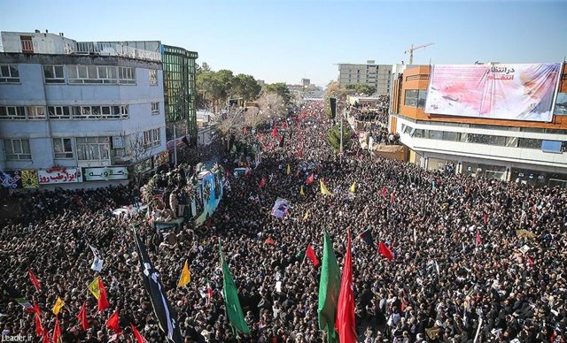 The remains of Iranian General Soleimani are buried in his hometown Procesión funeraria del general iraní Qasem Soleimani en su ciudad natal, Kermán (Irán).