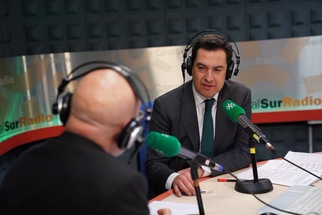 El presidente de la Junta de Andalucía, Juanma Moreno, en una entrevista en Canal Sur Radio.