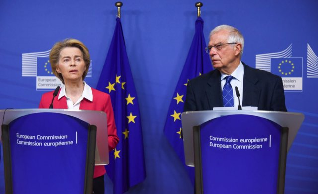 La presidenta de la Comisión Europea, Ursula von der Leyen, y el Alto Representante de la UE para Política Exterior y Seguridad, Josep Borrell