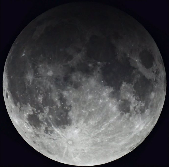 Eclipse penumbral de Luna este viernes visible desde España