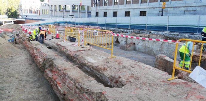 Trabajos arqueológicos en los restos hallados en las obras del entorno de Plaza de España