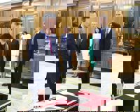 Sanchez promete su cargo ante el Rey y sobre la Constitución, sin crucifijo ni Biblia