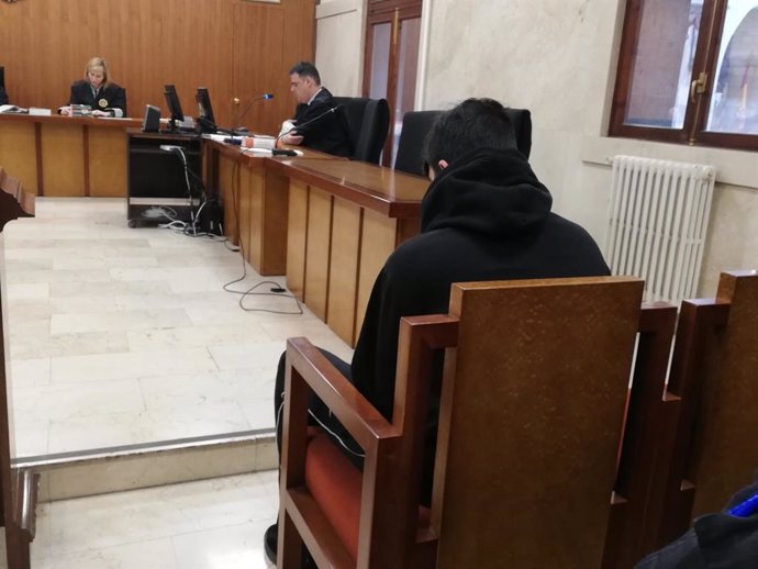 El acusado de abusar sexualmente de su sobrina, en la Audiencia Provincial de Baleares.