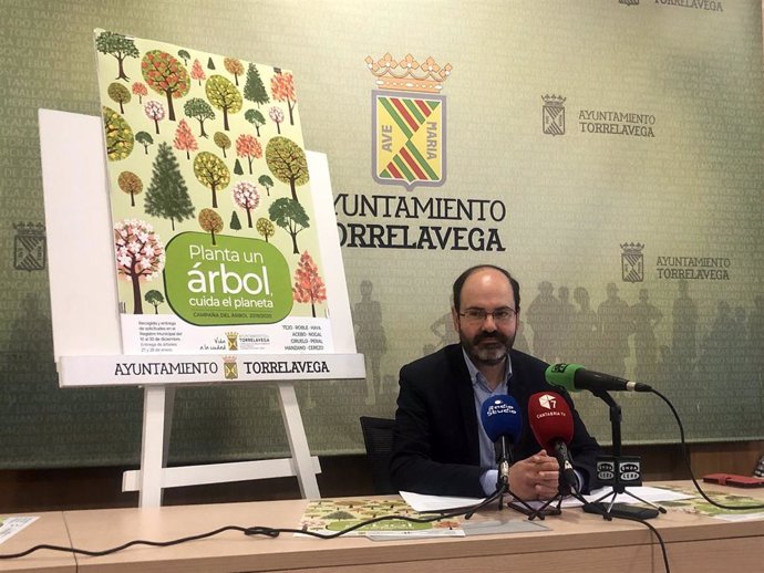 El concejal de Medio Ambiente de Torrelavega, Jose Luis Urraca, en rueda de prensa