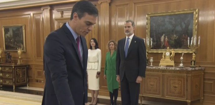 Sánchez y el Rey bromean tras la ceremonia de promesa: "Ocho meses para 10 segun