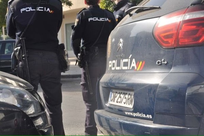 Imatge d'arxiu de dos agents de la Policia Nacional