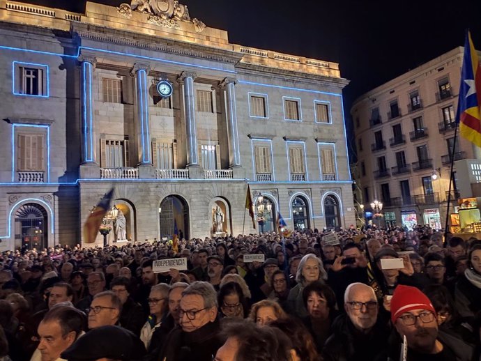 Concentració a la plaa Sant Jaume contra la decisió de la JEC sobre Torra.