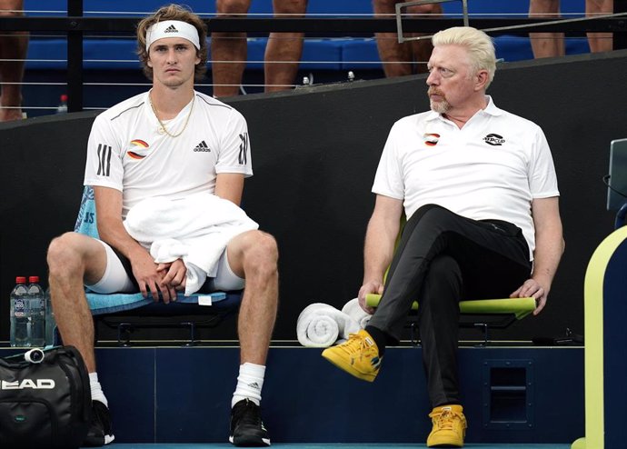 Boris Becker junto a Alexander Zverev durante un descanso de un partido de la ATP Cup