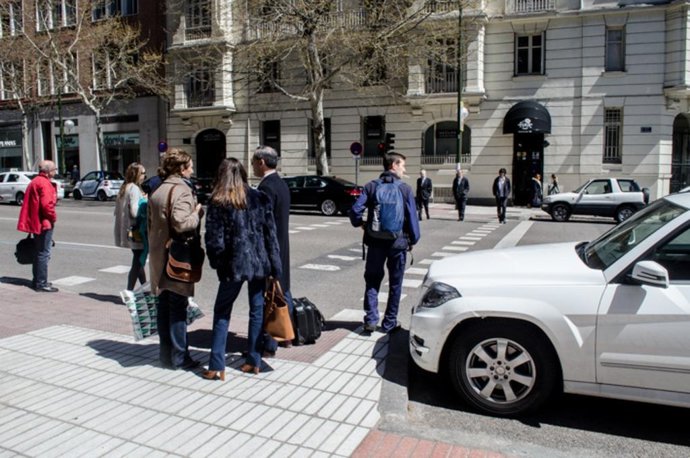 Tránsito, gente, Madrid, paso de cebra, semaforos, coches
