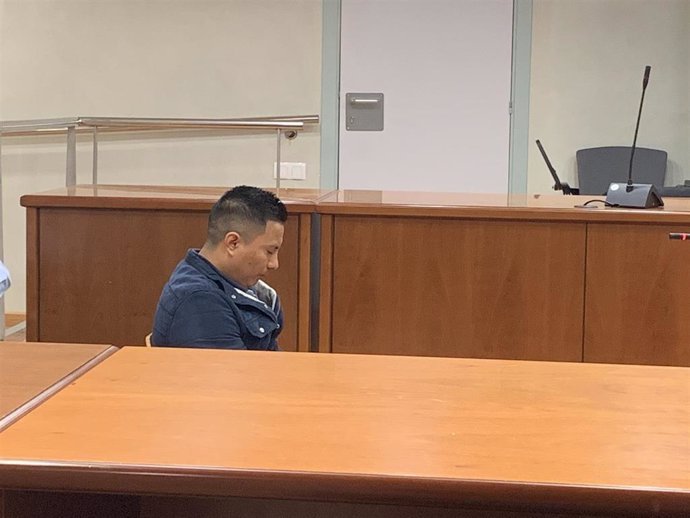 Un hombre acusado de la presunta agresión sexual a una niña de 9 años, hija de su pareja, juzgado en la Audiencia de Lleida, el 8 de enero de 2020.
