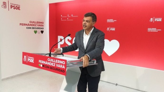El portavoz del PSOE extremeño, Juan Antonio González, en rueda de prensa para valorar la investidura de Pedro Sánchez como presidente del Gobierno