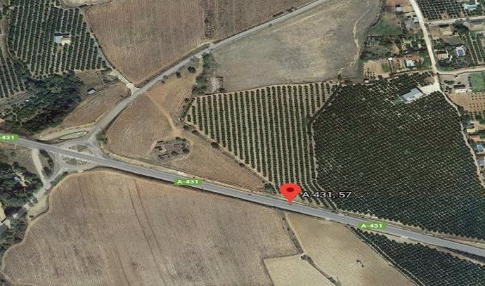 Lugar del accidente de tráfico en Peñaflor (Sevilla) en el que ha muerto una mujer