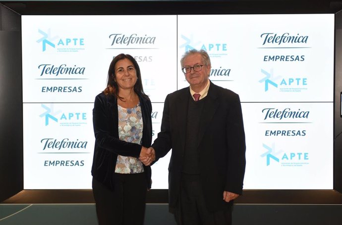 Firma del acuerdo entre María Jesús Almazor, consejera delegada de Telefónica; y Felipe Romera, presidente de la APTE