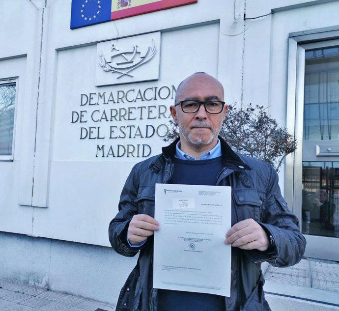 El concejal de Urbanismo y Vivienda de Rivas, José Luis Alfaro, registra ante el Ministerio de Fomento el proyecto final de trazado para la conexión con la M-50 que propone el Consistorio.