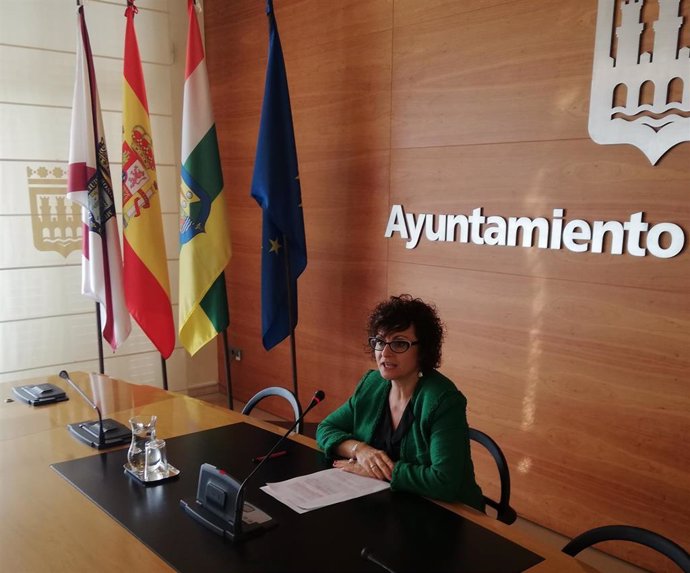 La portavoz adjunta del Grupo Popular en Logroño, Celia Sanz, ha advertido de la "falta absoluta de información" a los vecinos de Vara de Rey por los cambios en el proyecto del soterramiento.