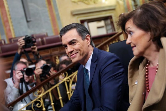 El president del Govern central en funcions, Pedro Sánchez i la vicepresidenta, Carmen Calvo, en una foto d'arxiu.