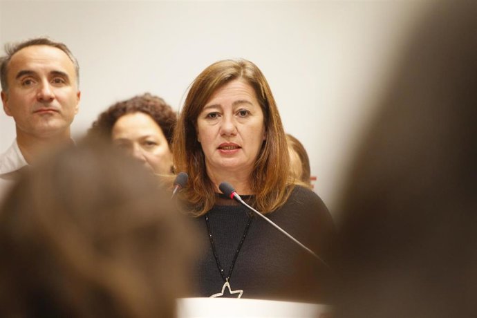 La presidenta del Govern, Francina Armengol, junto al diputado Pere Joan Pons en la sede del PSIB