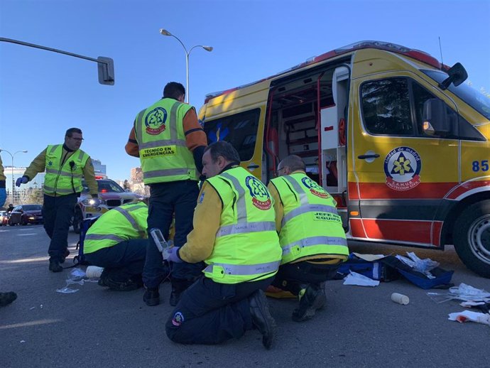 VÍDEO: Sucesos.- Herido grave un motorista con fractura abierta en la pierna tras chocar con un coche en Arturo Soria