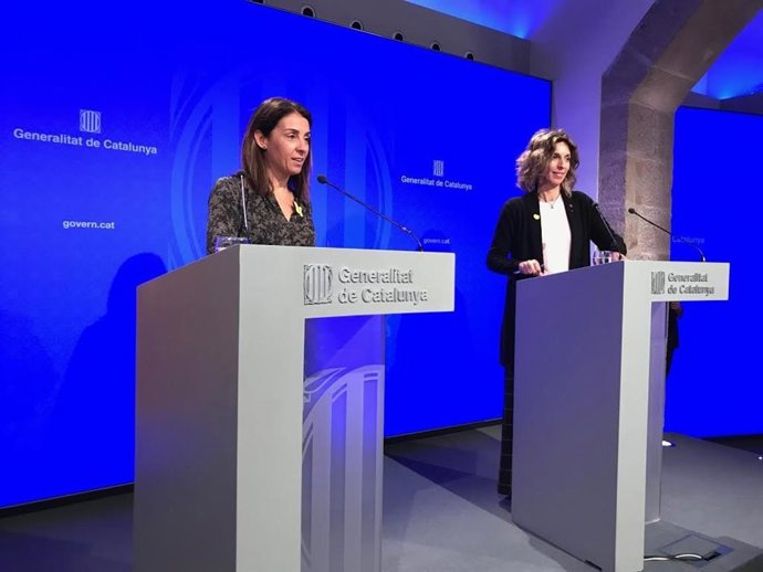 La consellera de Presidencia, Meritxell Budó y la consellera de Empresa y Conocimiento, ngels Chacón.