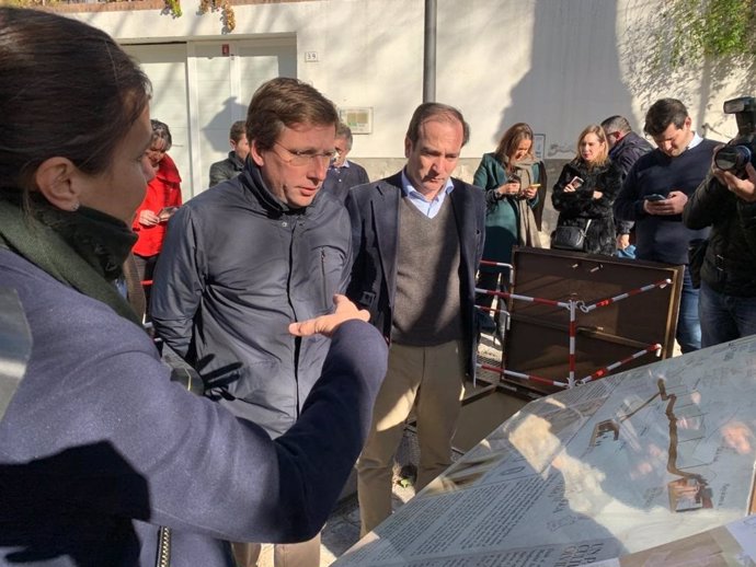 El alcalde de Madrid, José Luis Marínez-Almeida y el delegado de Medio Ambiente y Movilidad, Borja Carabante, visitan las obras de restauración del viaje del agua de Fuente del Berro