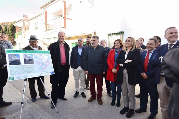 Imagen de la visita de la consejera de Fomento de la Junta de Andalucía, Marifrán Carazo, a las viviendas rehabilitadas en Cortes y Graena