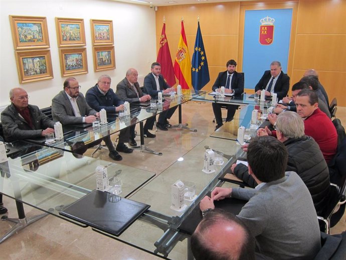 Imagen de la reunión de López Miras con los miembros del Sindicato Central de Regantes del Acueducto Tajo-Segura