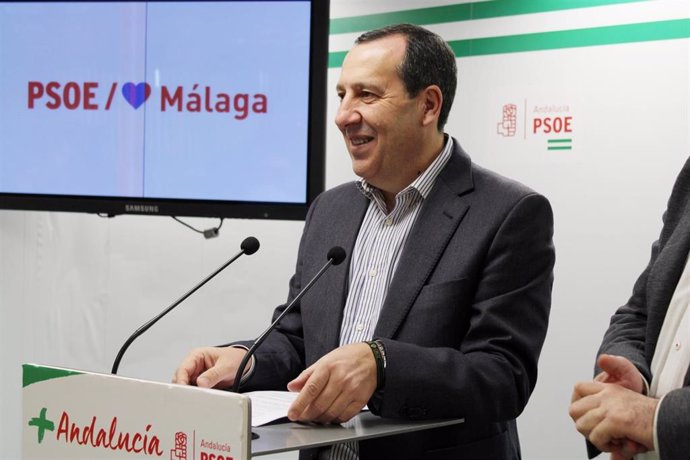 El secretario general del PSOE de Málaga, José Luis Ruiz Espejo, en una rueda de prensa.
