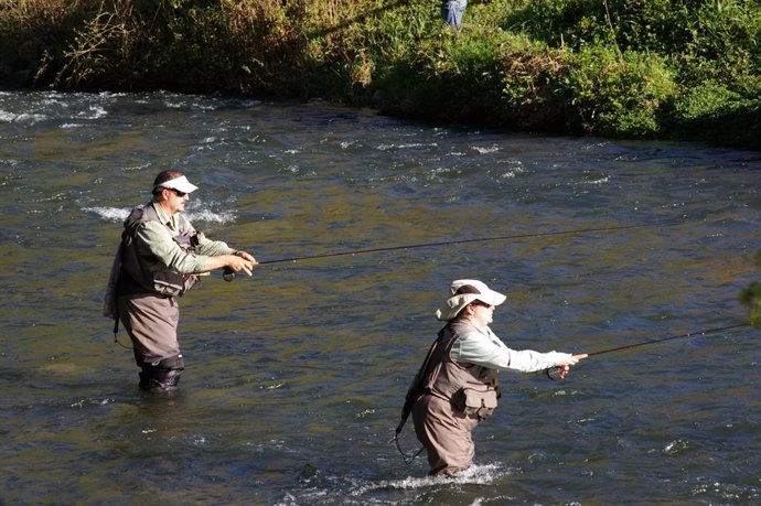 Dos personas pescando en La Rioja