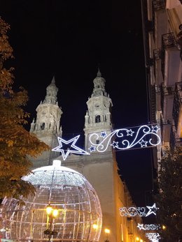 La bola monumental de Navidad vuelve a lucir en la plaza del Mercado