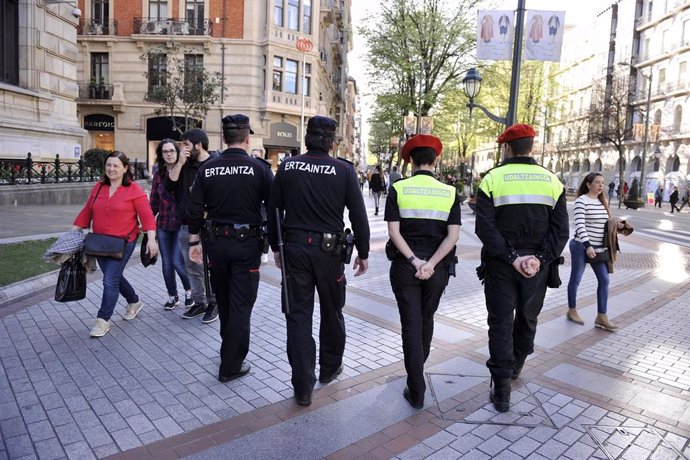 Agentes de la Ertzaintza y de la Policía municipal de Bilbao