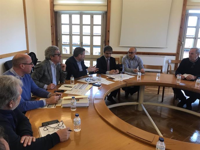 El consejero de Vertebración del Territorio, José Luis Soro, en su reunión con alcaldes de la línea ferroviaria Teruel-Zaragoza.