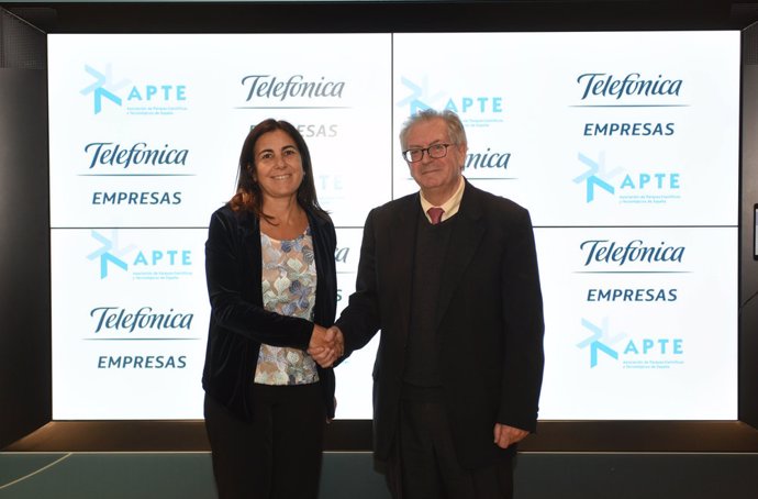María Jesús Almazor, Consejera Delegada De Telefónica España, Y Felipe Romera, Presidente De La Asociación De Parques Científicos Y Tecnológicos De España APTE
