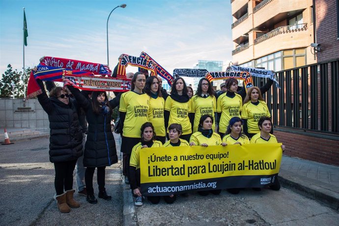 Activistas de Aministía Internacional protestan contra la Supercopa de España de fútbol en Arabia