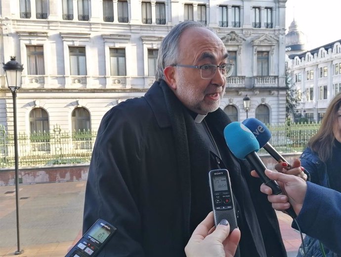 El Arzobispo de Oviedo, Jesús Sanz Montes atiende a los medios de comunicación.